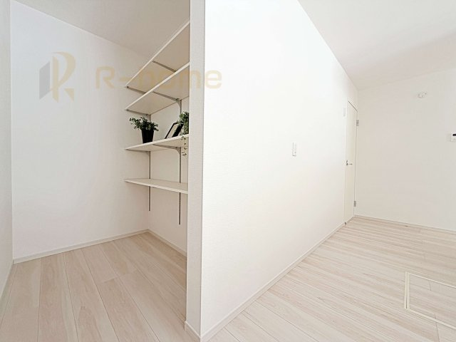 つくば市古来1期　新築戸建て　2号棟の収納|キッチンにはパントリーを設置！キッチン回りの整理整頓の悩みも解決♪