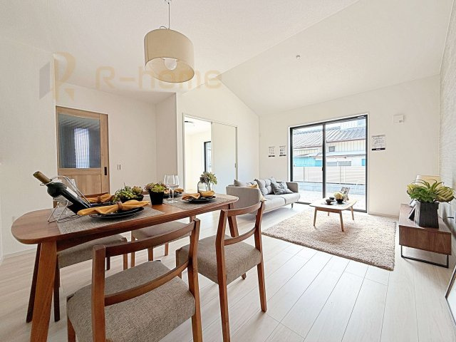 つくば市古来1期　新築戸建て　2号棟の居間・リビング|広くてとっても明るいLDK！ストック品などの収納に便利なパントリー付き♪