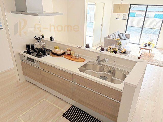 つくば市古来1期　新築戸建て　2号棟のキッチン|デザイン性の高い開放的なアイランド型キッチン！対面式で会話も楽しめます♪