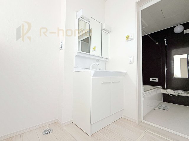 つくば市古来1期　新築戸建て　2号棟の洗面所|清潔感溢れる洗面台は嬉しい三面鏡付き。洗剤や歯ブラシなどもすっきり収納できます♪