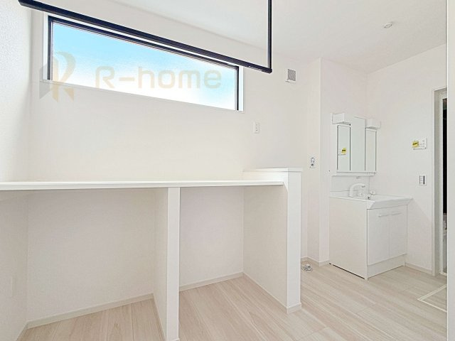 つくば市古来1期　新築戸建て　2号棟の洗面所|洗面所に洗濯ものたたみやアイロン掛けにも使えるカウンター付き！