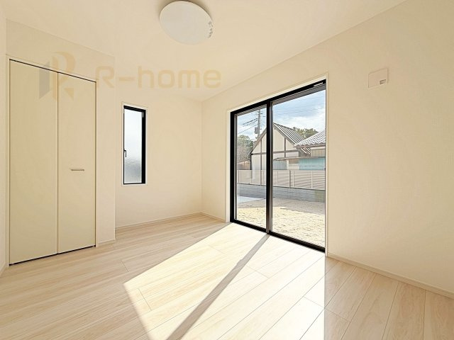 つくば市古来1期　新築戸建て　2号棟の洋室|どんな部屋家具も合わせやすいシンプルな洋室！
たっぷりの日差しと心地よい風が舞い込む住まい♪