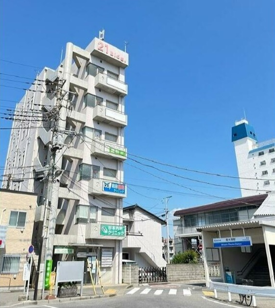 ２１ビルの外観