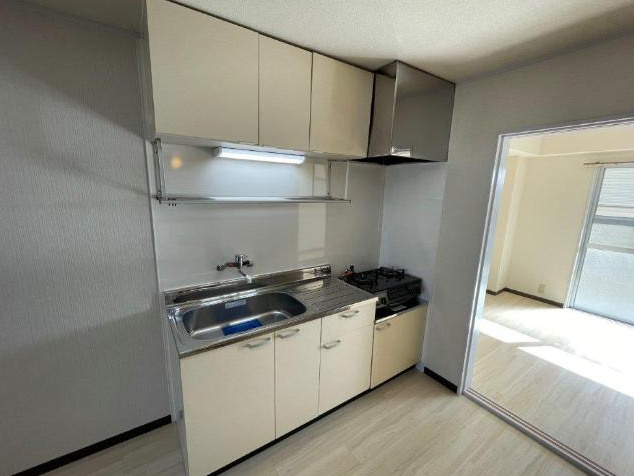 船橋市藤原1丁目　一棟売マンション　大規模修繕工事済みのキッチン