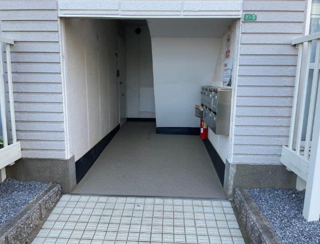 船橋市藤原1丁目　一棟売マンション　大規模修繕工事済みのエントランス