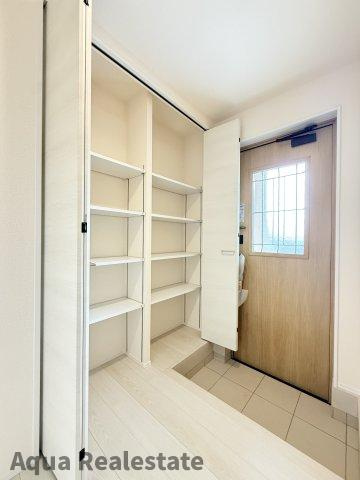 リーブルガーデン丸亀市郡家町第六の玄関|十分な収納スペースがあります