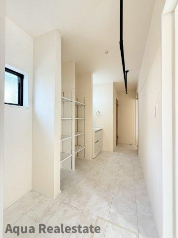 リーブルガーデン丸亀市郡家町第六の脱衣所|独立洗面台、朝の身支度には欠かせません