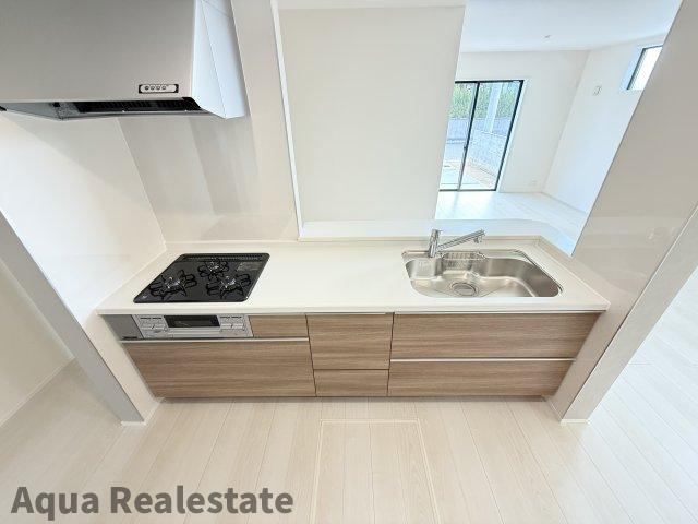 リーブルガーデン丸亀市郡家町第六のキッチン|コンパクトなキッチンで掃除もラクラク