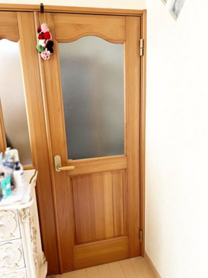 【居間・リビング】 | 南区石山1-6 車庫付一戸建 | 内装・建具は落ち着きのあるナチュラル調♪