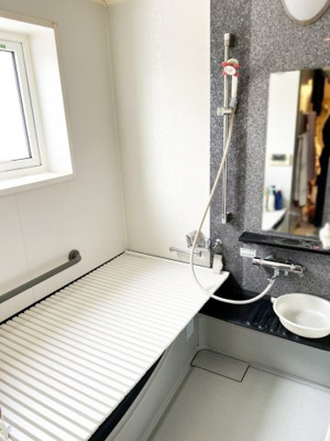【浴室】 | 南区石山1-6 車庫付一戸建 | 窓付きの明るいバスルームは広々1坪サイズ♪