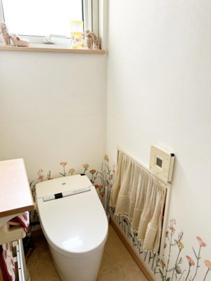 【トイレ】 | 南区石山1-6 車庫付一戸建 | １・２階にトイレあり♪１階はお掃除楽々タンクレスタイプ♪