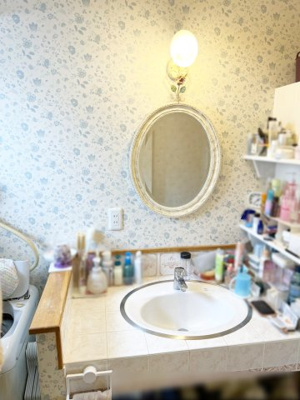 【独立洗面台】 | 南区石山1-6 車庫付一戸建 | ２階にはかわいらしいオーダー洗面化粧台あり♪