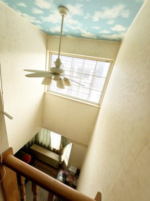 【内装】 | 南区石山1-6 車庫付一戸建 | ２階ホールからみた吹抜け部分♪