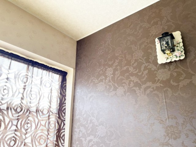 【寝室】 | 南区石山1-6 車庫付一戸建 | 主寝室には書斎スペースやウォークインクローゼットあり♪