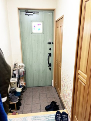 【玄関】 | 南区石山1-6 車庫付一戸建 | 玄関にはシューズクロークあり♪