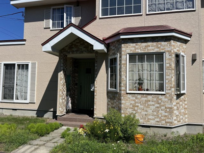 【玄関】 | 南区石山1-6 車庫付一戸建 | 玄関前