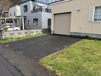 【駐車場】 | 南区石山1-6 車庫付一戸建 | 車庫＋駐車スペース