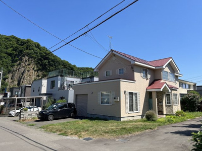 【外観】 | 南区石山1-6 車庫付一戸建 | 高さ2.3ｍ車庫＋舗装スペース 駐車計３台・未舗装スペースも含めれば最大７～８台可♪