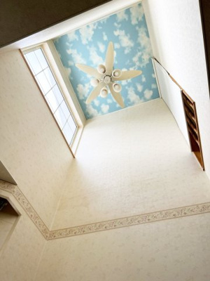 【居間・リビング】 | 南区石山1-6 車庫付一戸建 | 開放的なリビングの吹抜け♪