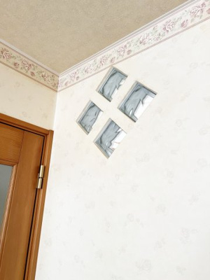 【居間・リビング】 | 南区石山1-6 車庫付一戸建 | リビング壁にはにお洒落なガラスブロック♪