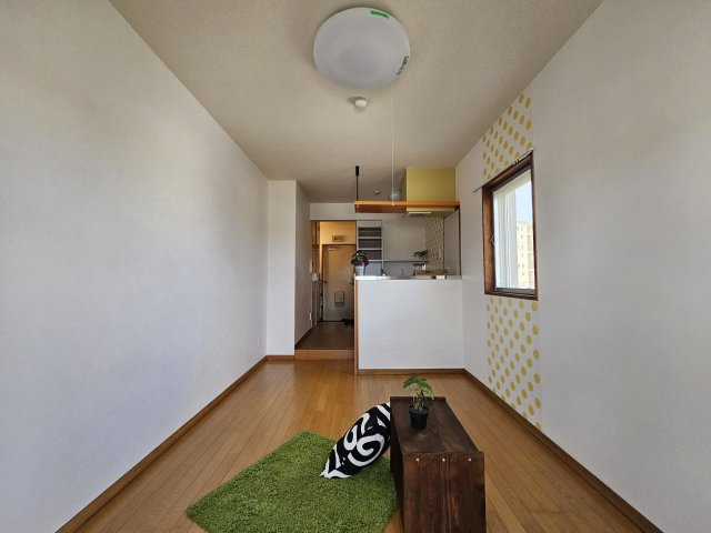 モンテメール学園前の居間・リビング