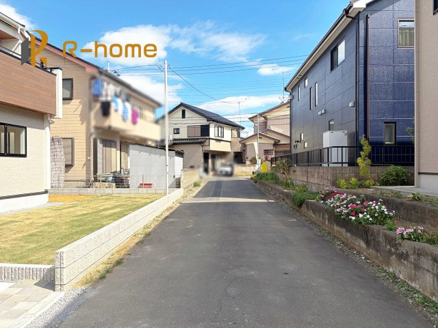 土浦市千鳥ケ丘町　新築戸建て　1号棟の前面道路含む現地写真|堂々！建物完成♪実際のお部屋をご見学可能です♪
ご見学が一番の資料！お気軽にお問い合わせ下さい♪
