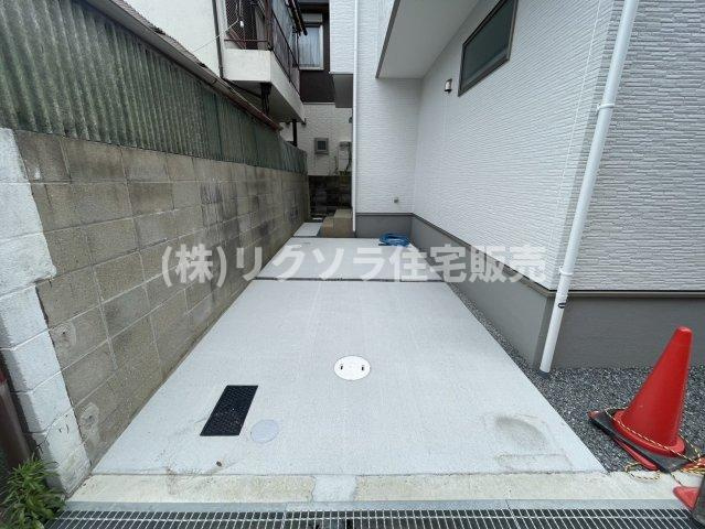 寝屋川市成美町　新築一戸建ての駐車場|1台駐車可
■物件内覧・資金計画相談・住宅ローン相談、リフォーム相談、お問合せ受付中■
※当日・翌日のご内覧、ご相談はお電話でのお問合せがスムーズです！