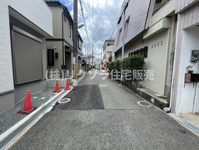 寝屋川市成美町　新築一戸建ての前面道路含む現地写真|■物件内覧・資金計画相談・住宅ローン相談、リフォーム相談、お問合せ受付中■
※当日・翌日のご内覧、ご相談はお電話でのお問合せがスムーズです！