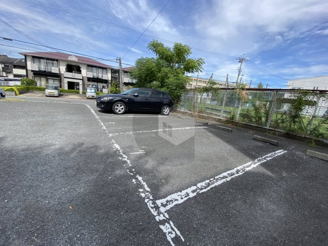 ベルメゾン伍の坪の駐車場