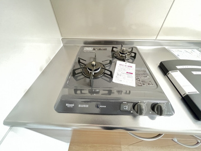 【設備】 | リフレスロイヤルシティIV | コンロは2口ありお料理が快適に！