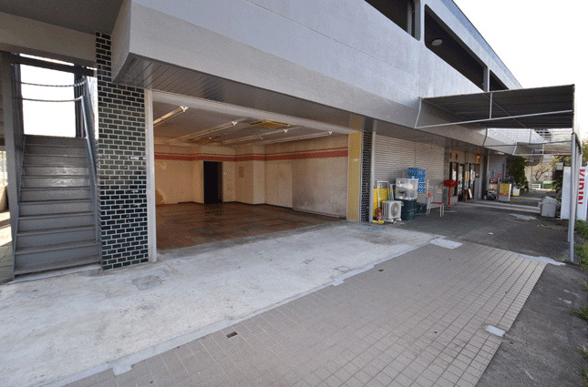 八千代市高津　店舗付き住宅の駐車場