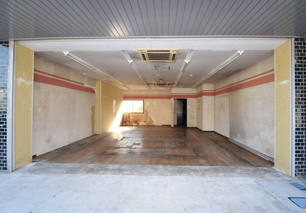 八千代市高津　店舗付き住宅の駐車場