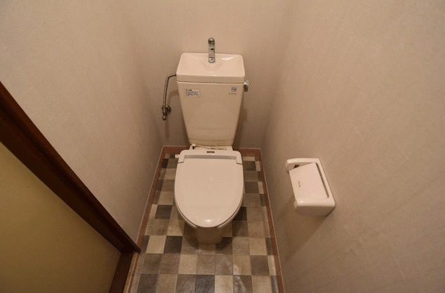 八千代市高津　店舗付き住宅のトイレ