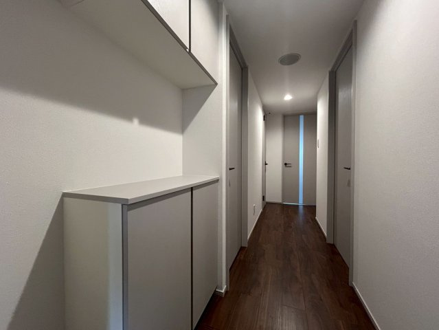 グランドステージ三宿　2LDKの玄関|2025.10.20撮影　玄関収納も充実