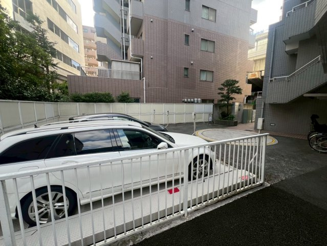 グランドステージ三宿　2LDKの駐車場|2025.07.17撮影
