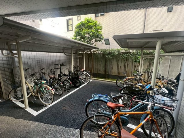 グランドステージ三宿　2LDKの駐輪場|2025.07.17撮影