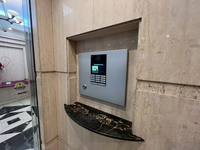 グランドステージ三宿　2LDKのエントランス|2025年7月13日撮影　オートロック付き