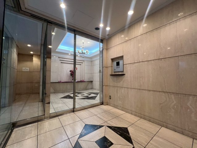 グランドステージ三宿　2LDKのエントランス|2025年7月13日撮影　オートロック付エントランス