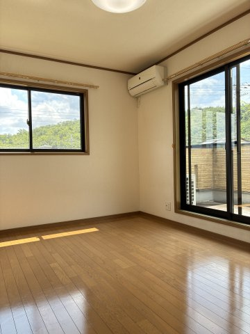 けやき坂１丁目　中古戸建の洋室|２階6.5帖洋室　2面採光の明るいお部屋！広いバルコニーへ出られる開放的な居室です(^^♪