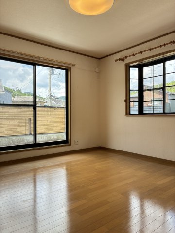 けやき坂１丁目　中古戸建の洋室|2階8帖洋室　バルコニーへ出られる大きな窓とオシャレな出窓！クローゼット＋ウォークインクローゼットのあるお部屋です！寝室にいかがでしょうか(^_-)-☆