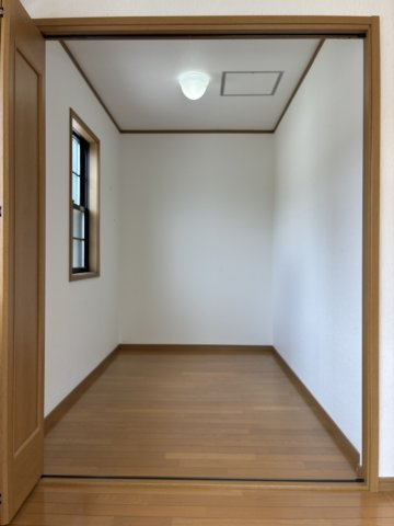 けやき坂１丁目　中古戸建の収納|ウォークインクローゼット　窓があり、しっかり採光＆換気が出来ます　