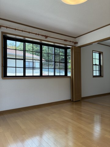 けやき坂１丁目　中古戸建の洋室|2階8帖洋室とウォークインクローゼット　隣家との距離もあるので、人目も気になりませんね！