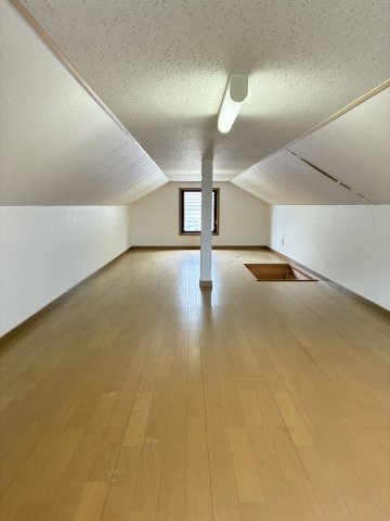 けやき坂１丁目　中古戸建の収納|屋根裏収納　季節用品を全てここへ収納しても、まだまだスペースが余りそうな広さです！