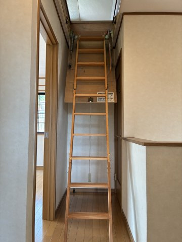 けやき坂１丁目　中古戸建のその他|屋根裏収納へ上る階段は、まるで秘密基地への扉のようでワクワクしますね(^^♪
