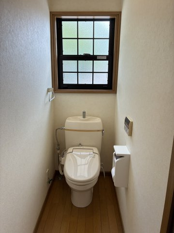 けやき坂１丁目　中古戸建のトイレ|2階トイレです　格子窓がオシャレ♪