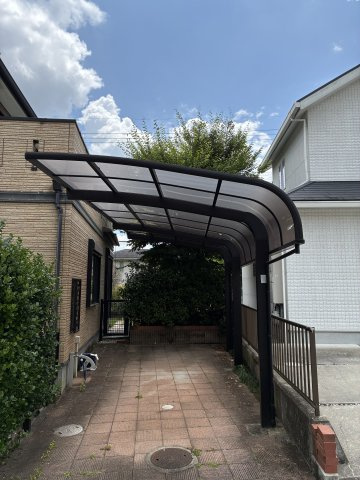 けやき坂１丁目　中古戸建の駐車場|大切なお車を風雨から守るカーポートには水道もあり、いつでも綺麗に洗車出来ます！
幅約2.7ｍ×奥行約7ｍ」×高さ約2.5ｍ
お家の正面にも1台駐車可能（車種によります）