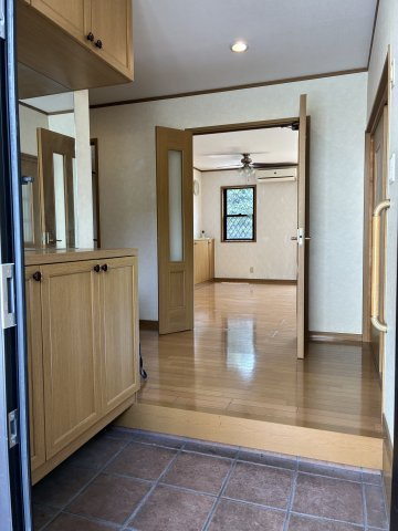けやき坂１丁目　中古戸建の玄関|お家の顔の玄関　広く明るいスペースです