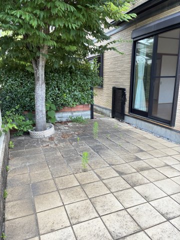 けやき坂１丁目　中古戸建の庭|お庭のタイルスペース　夏はビニールプールを出して水遊び！リビング横なので、屋内からお子様を見守る事も出来ますね(^^♪　開閉出来る手動のオーニング（日よけ）が付いています。