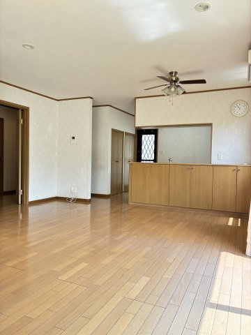 けやき坂１丁目　中古戸建の居間・リビング|14.5帖のリビングダイニング　キッチンも対面でいつでも家族との会話が弾みます♪