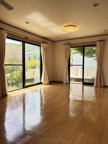 けやき坂１丁目　中古戸建の居間・リビング|大きな掃出し窓のある明るく開放的なリビングダイニング
窓からは緑豊かな景色が見えます